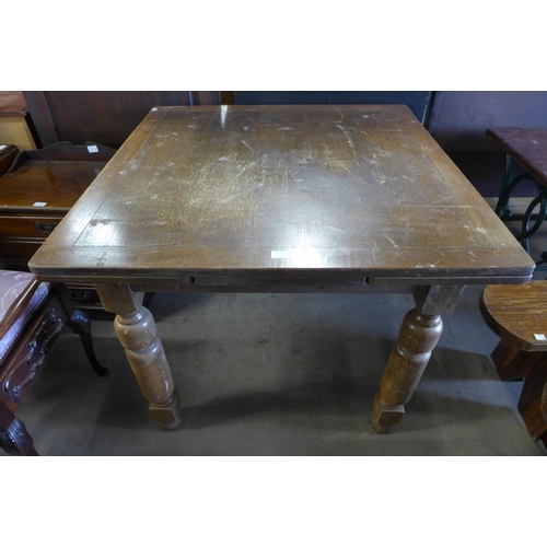 170 - An oak draw-leaf table