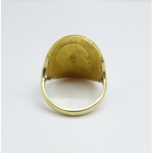 1018 - An Edward VII 1907 sovereign ring, shaped and set on a hollow yellow metal shank, total weight 9.2g,... 