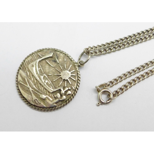 1031 - A silver pendant on a silver chain, 22g