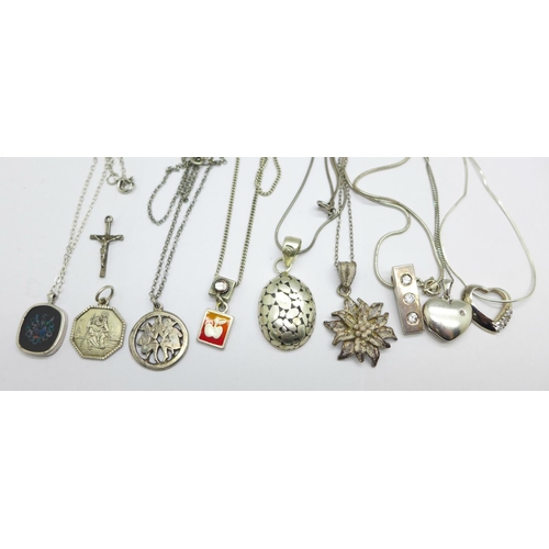 1032 - Silver pendants and chains