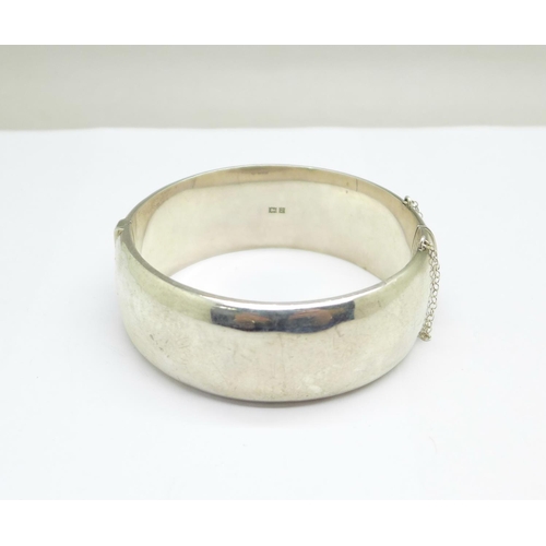 1039 - A hallmarked silver bangle, 39g