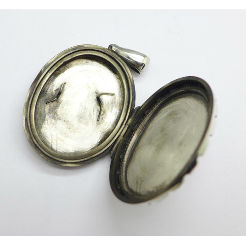 1050 - An early 20th Century white metal locket, 32mm x 40mm