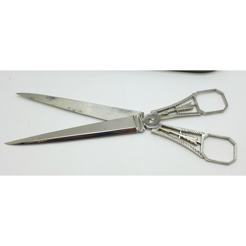 641 - A pair of Georgian engraved steel scissors in fitted box, 19.5cm