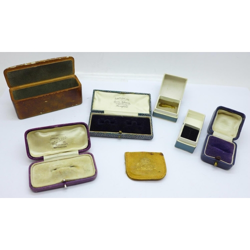 644 - Vintage jewellery boxes, a snuff box and small pouch