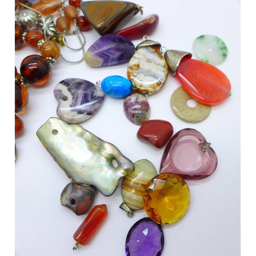 688 - Glass jewellery, loose agate and other polished stones