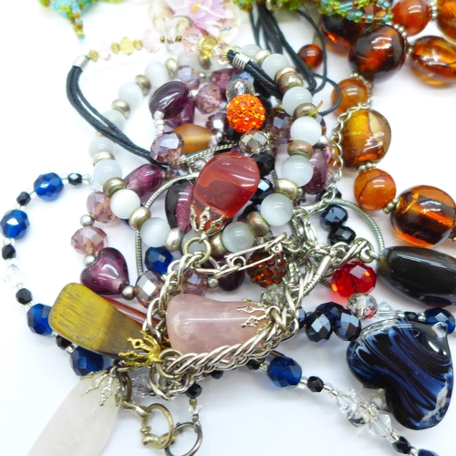 688 - Glass jewellery, loose agate and other polished stones