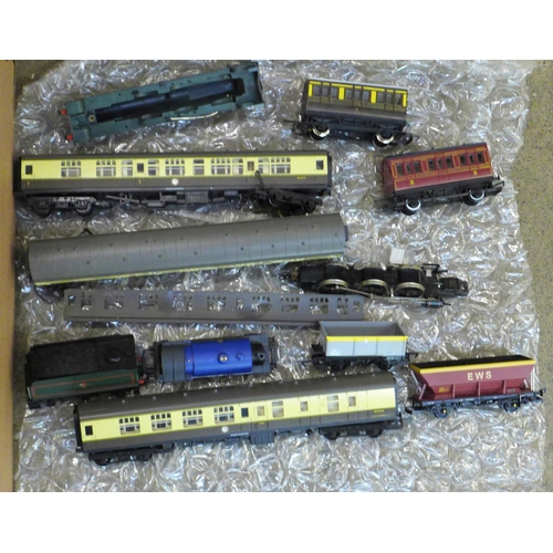 747 - A collection of OO gauge locomotives, carriages, track, controllers, outbuildings and platforms, etc... 