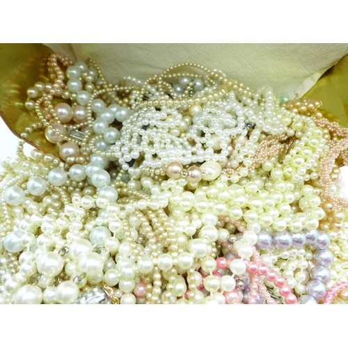 754 - A collection of pearl jewellery