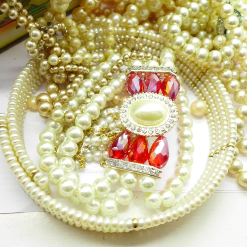 754 - A collection of pearl jewellery