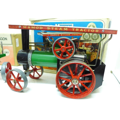 814 - A Mamod TE1A Traction Engine with Lumber Wagon, both boxed