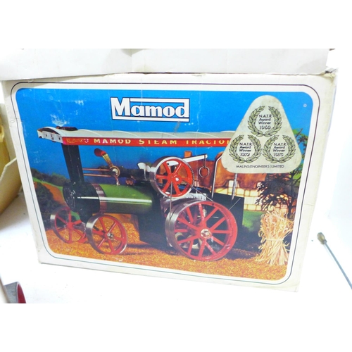 814 - A Mamod TE1A Traction Engine with Lumber Wagon, both boxed