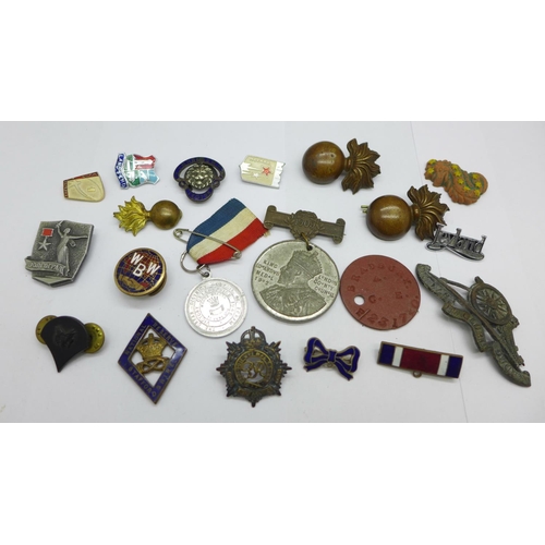 840 - Badges and medallions, etc., some a/f