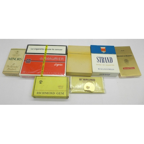 841 - Five packets of vintage cigarettes and one small packet of St. Bruno tobacco