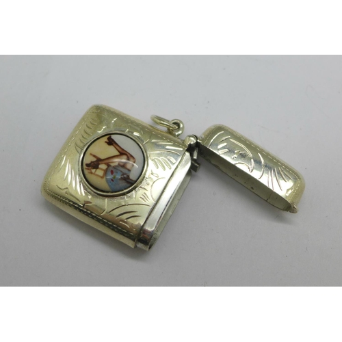 844 - A sterling silver vesta case