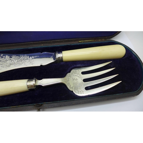 856 - A pair of Victorian silver bladed fish servers, Sheffield 1876, cased