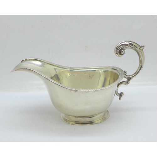 859 - A silver sauce boat, 76g