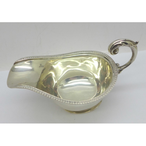 859 - A silver sauce boat, 76g