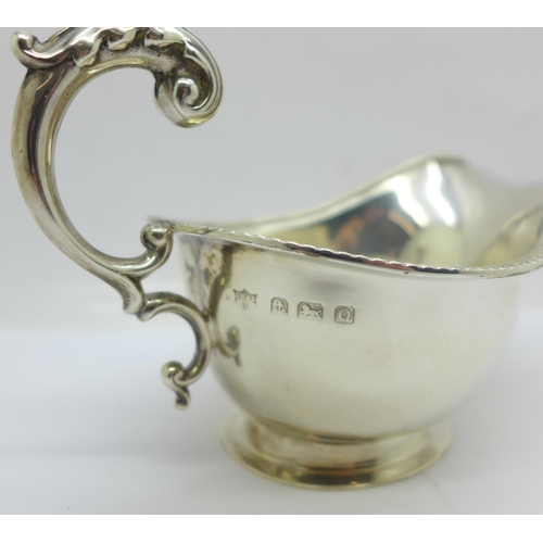 859 - A silver sauce boat, 76g