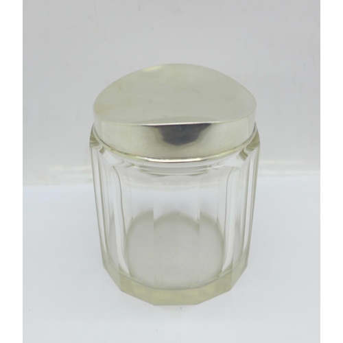 864 - A silver topped glass jar, weight of lid 26g