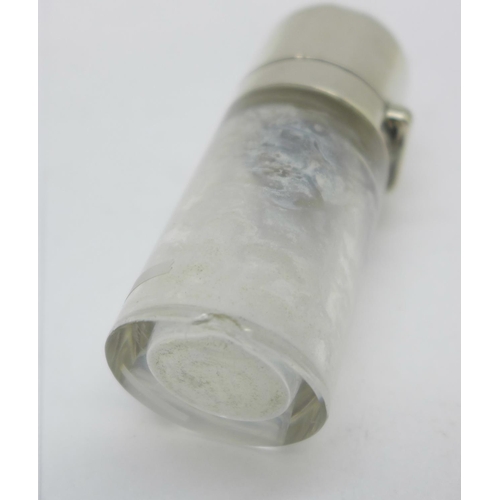 870 - A late Victorian silver topped glass scent bottle, Chester 1895, a/f, glass chipped at the base, 6cm