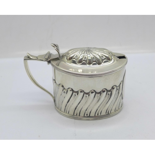 871 - A late Victorian silver mustard, Birmingham 1897, weight without liner 74g, liner a/f