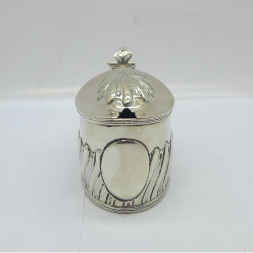 871 - A late Victorian silver mustard, Birmingham 1897, weight without liner 74g, liner a/f