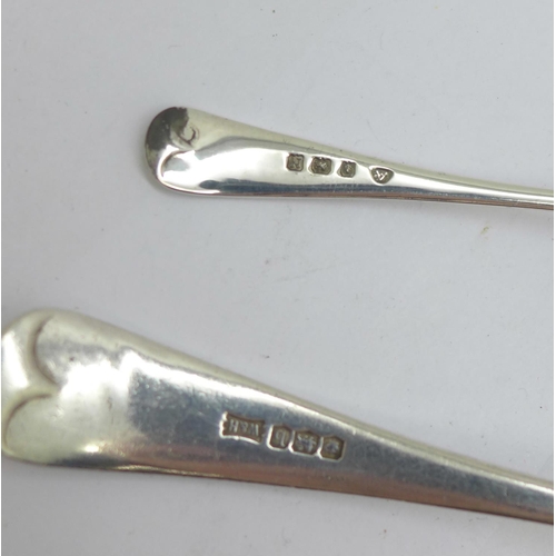 877 - A silver ladle and sifter spoon, 70g