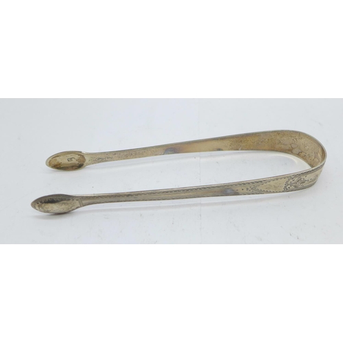 880 - A pair of Georgian silver bright-cut sugar tongs, circa 1790, 28g