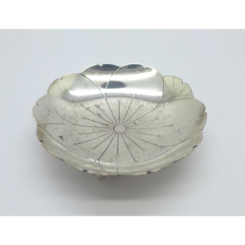 881 - A hallmarked silver dish, 52g, 8cm