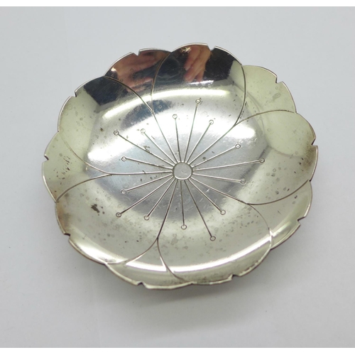 881 - A hallmarked silver dish, 52g, 8cm