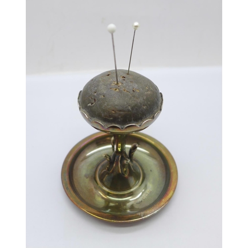 884 - An Edward VII silver hat pin cushion and ring stand, Birmingham 1902, total weight 66g, diameter of ... 