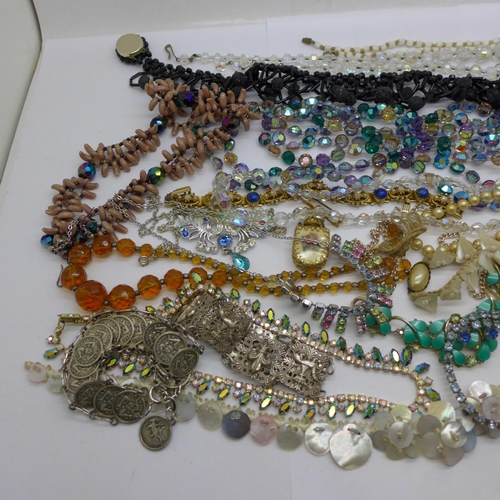 902 - Costume jewellery