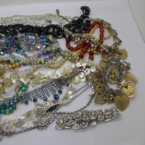 902 - Costume jewellery