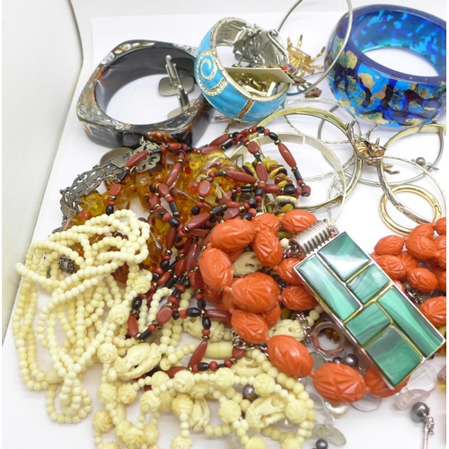 940 - Costume jewellery and bangles