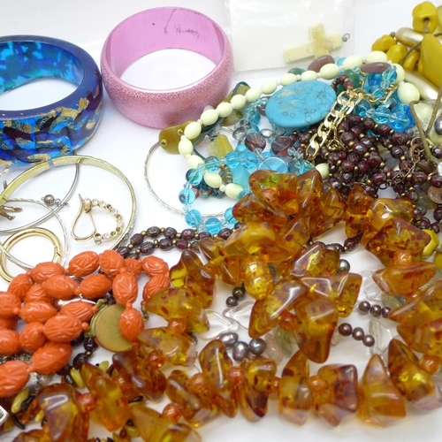 940 - Costume jewellery and bangles