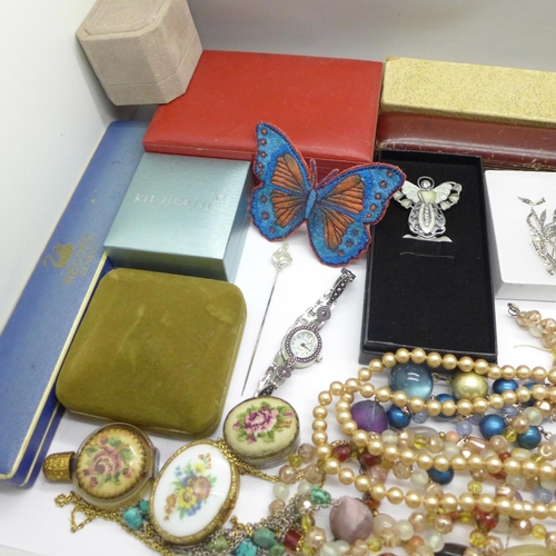 972D - A collection of costume jewellery and boxes