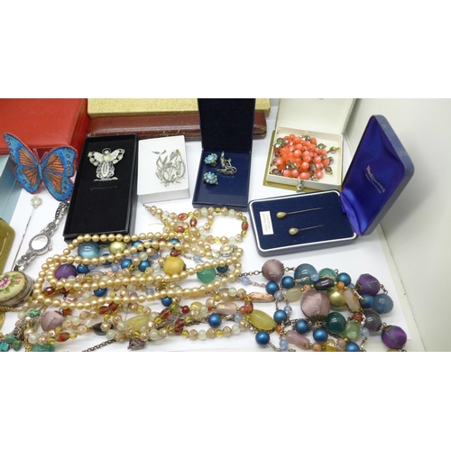 972D - A collection of costume jewellery and boxes