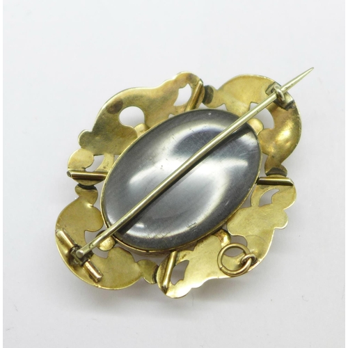 975 - A memorial brooch, tests as gold, 47mm x 37mm