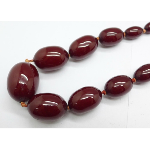 979 - A sherry amber coloured bead necklace