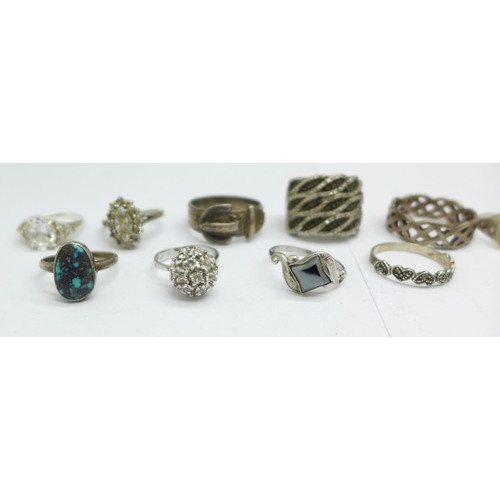 995 - Nine silver rings and a plated ring, two a/f