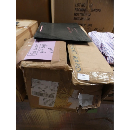 3044 - Box of approx 40 large Ted Baker gift bags