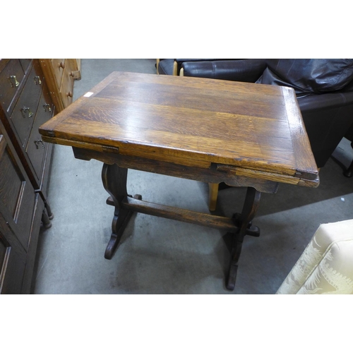 151 - An Ipswich oak dwarf sized draw-leaf table