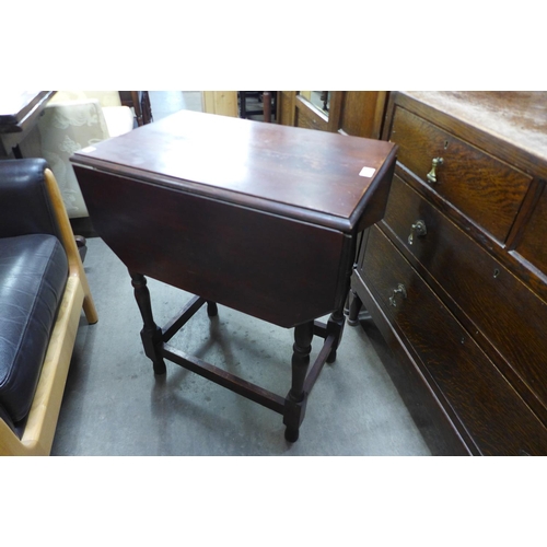 192 - An oak drop-leaf occasional table