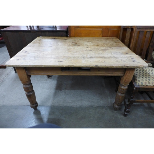 207a - A Victorian pine kitchen table (lacking drawer)