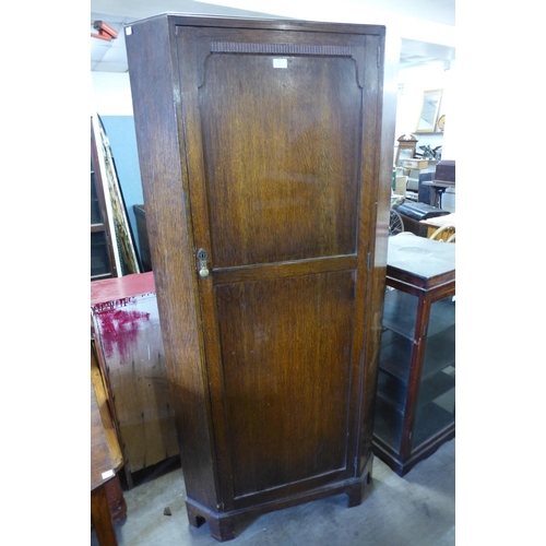 222 - An oak corner hall robe