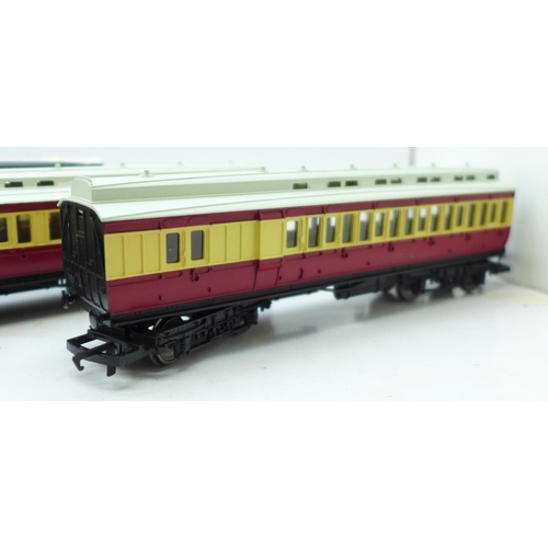 621 - Four Hornby OO gauge model railway carriages