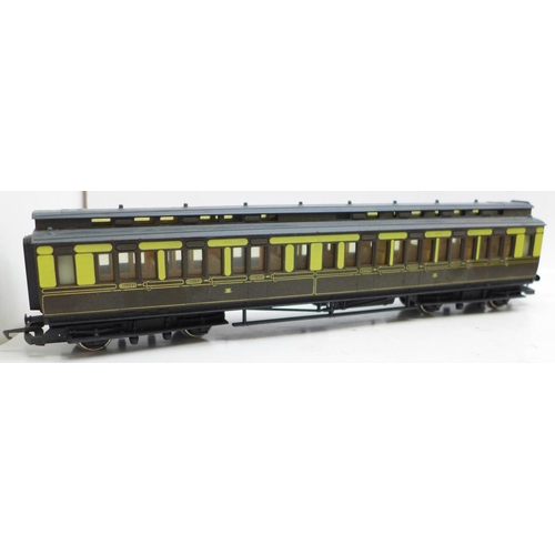 621 - Four Hornby OO gauge model railway carriages