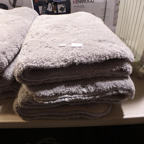 3115 - Three Devgiri Jacquard Rugs (30cm x 46cm)  (227-370) * This lot is subject to VAT
