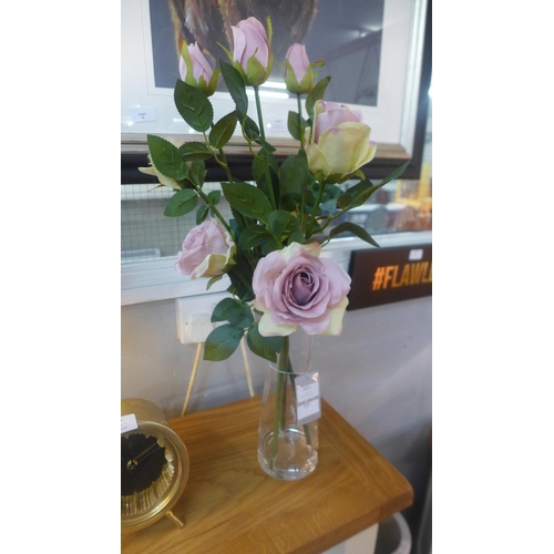 1374 - A spray of dusty pink roses in a glass vase, 60cms (5668908)   #