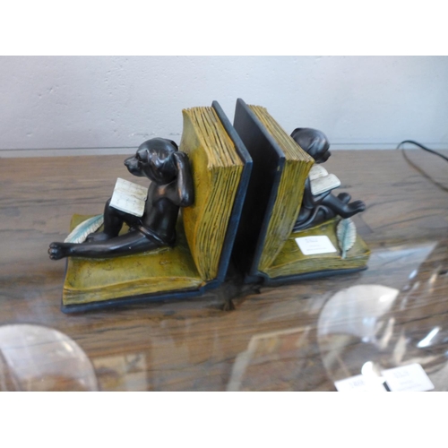 1495 - A pair of reading dog bookends, height 14 cms (DBE43318)   #